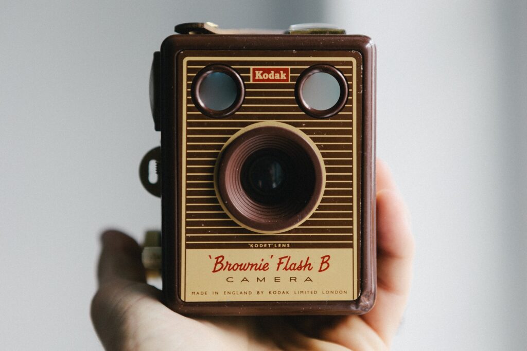 Das Foto zeigt eine Kodak Brownie Kamera, Modell Brownie Flash B. 