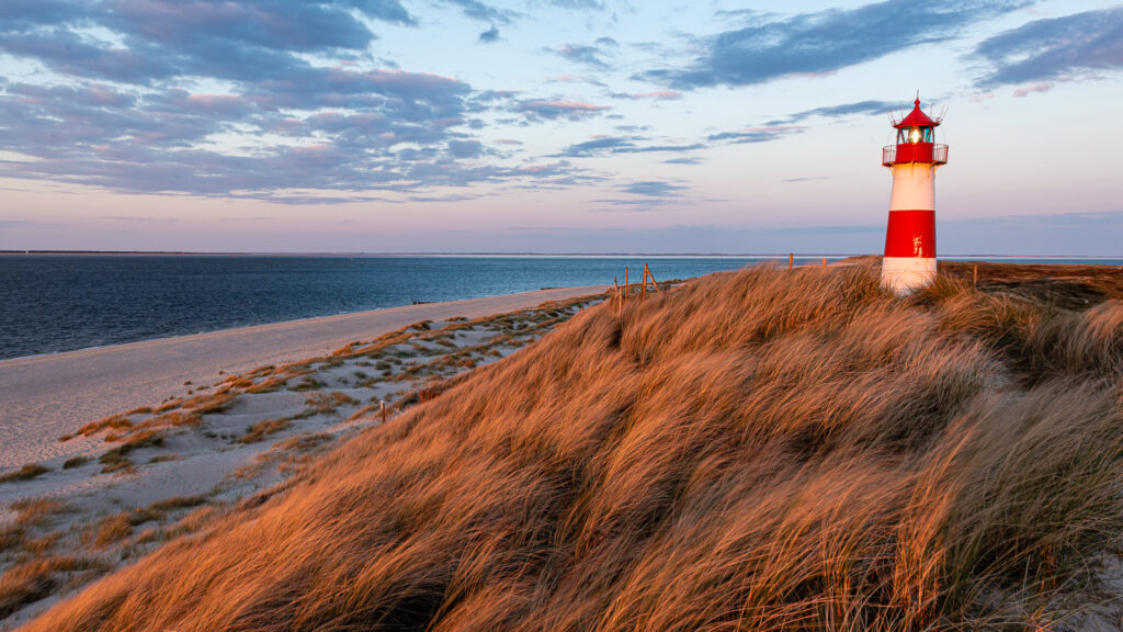 Das Foto zeigt einen Leuchtturm auf der Insel Sylt am Beispiel des Weißabgleichs